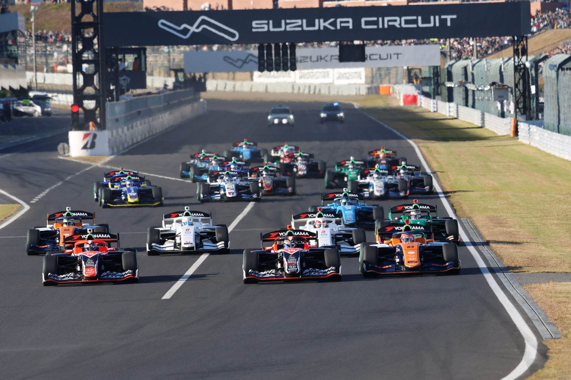 鈴鹿サーキットを走るSUPER FORMULAのマシン